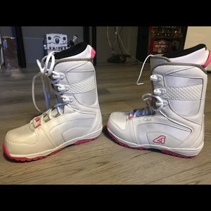 Women’s snowboarding boots